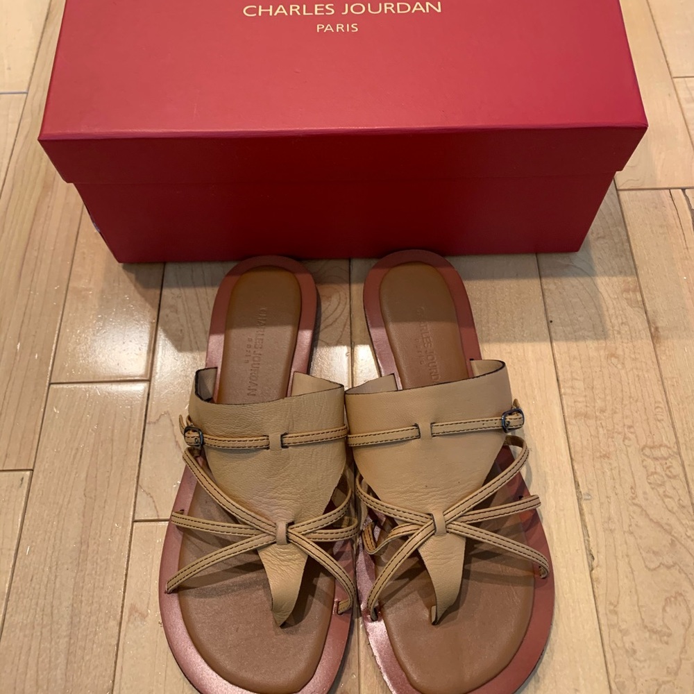 CHARLES JOURDAN Frey tan flat sandal Size 7